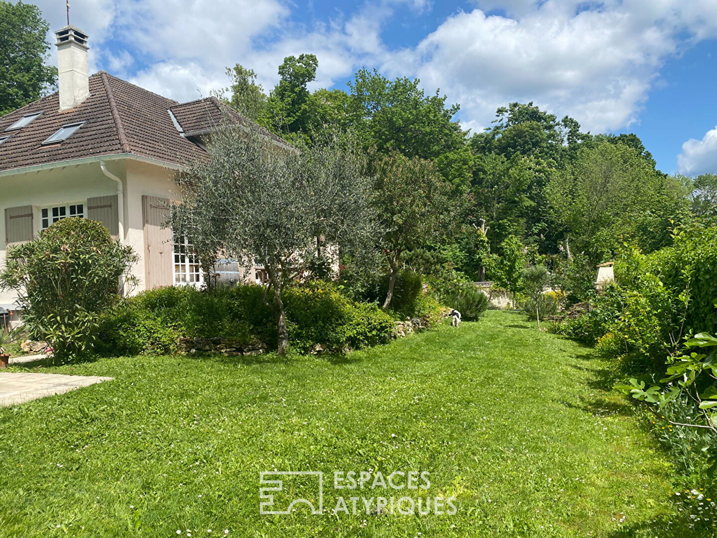 Property with swimming pool on the edge of the Béthemont Golf Course