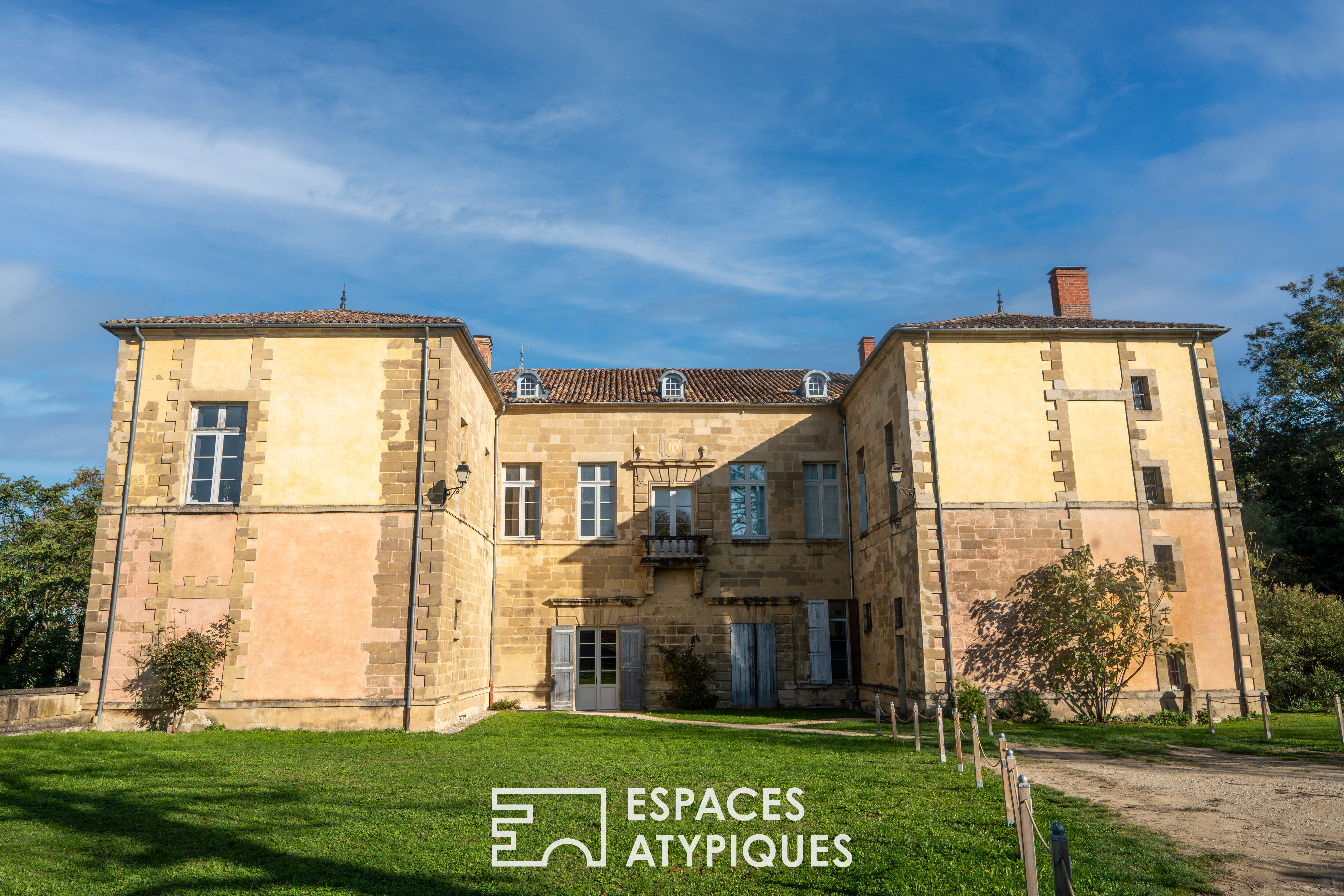 Character duplex apartment on the ground floor of a château