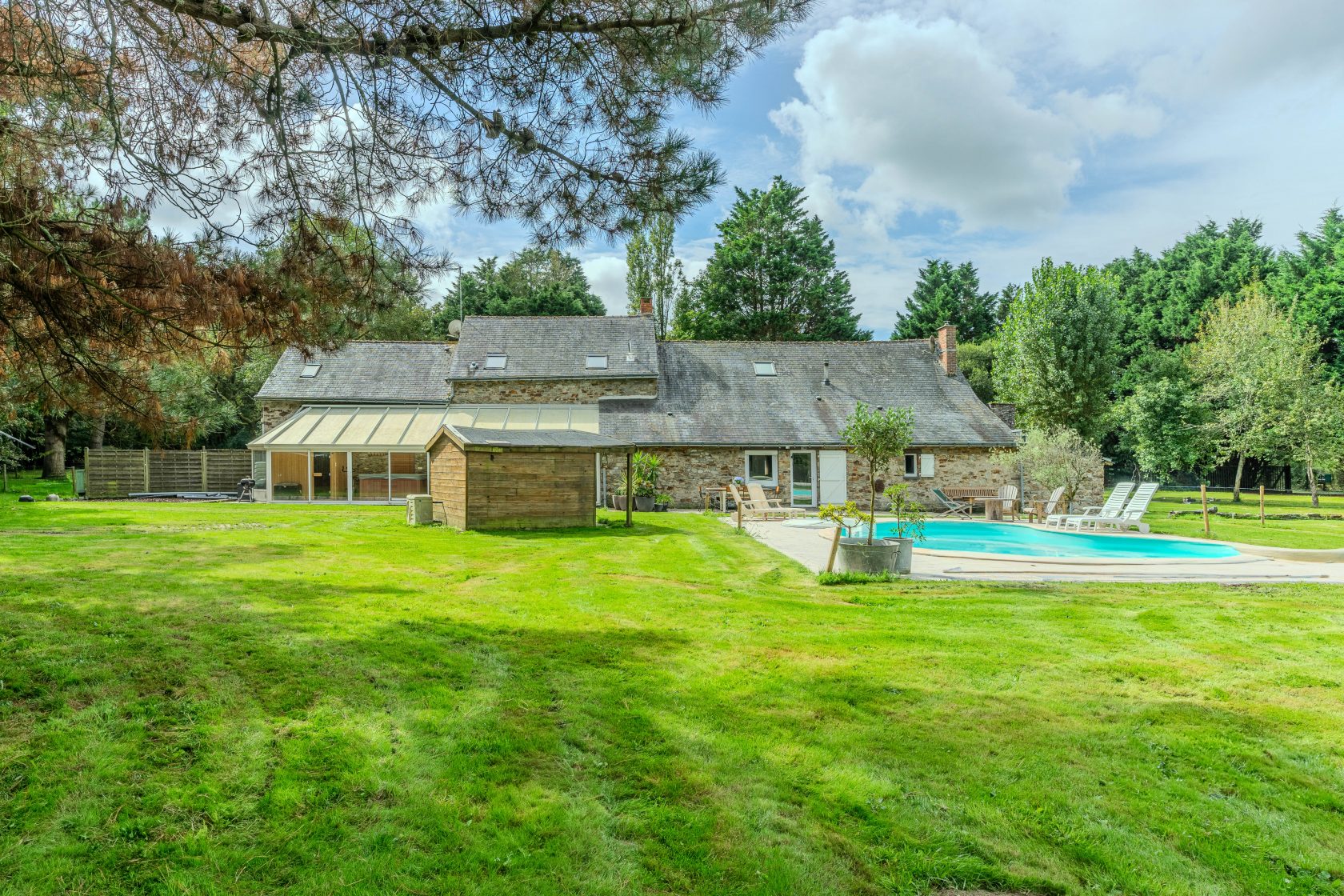 Rustic farmhouse with charm and rental properties near the Nantes-Brest Canal