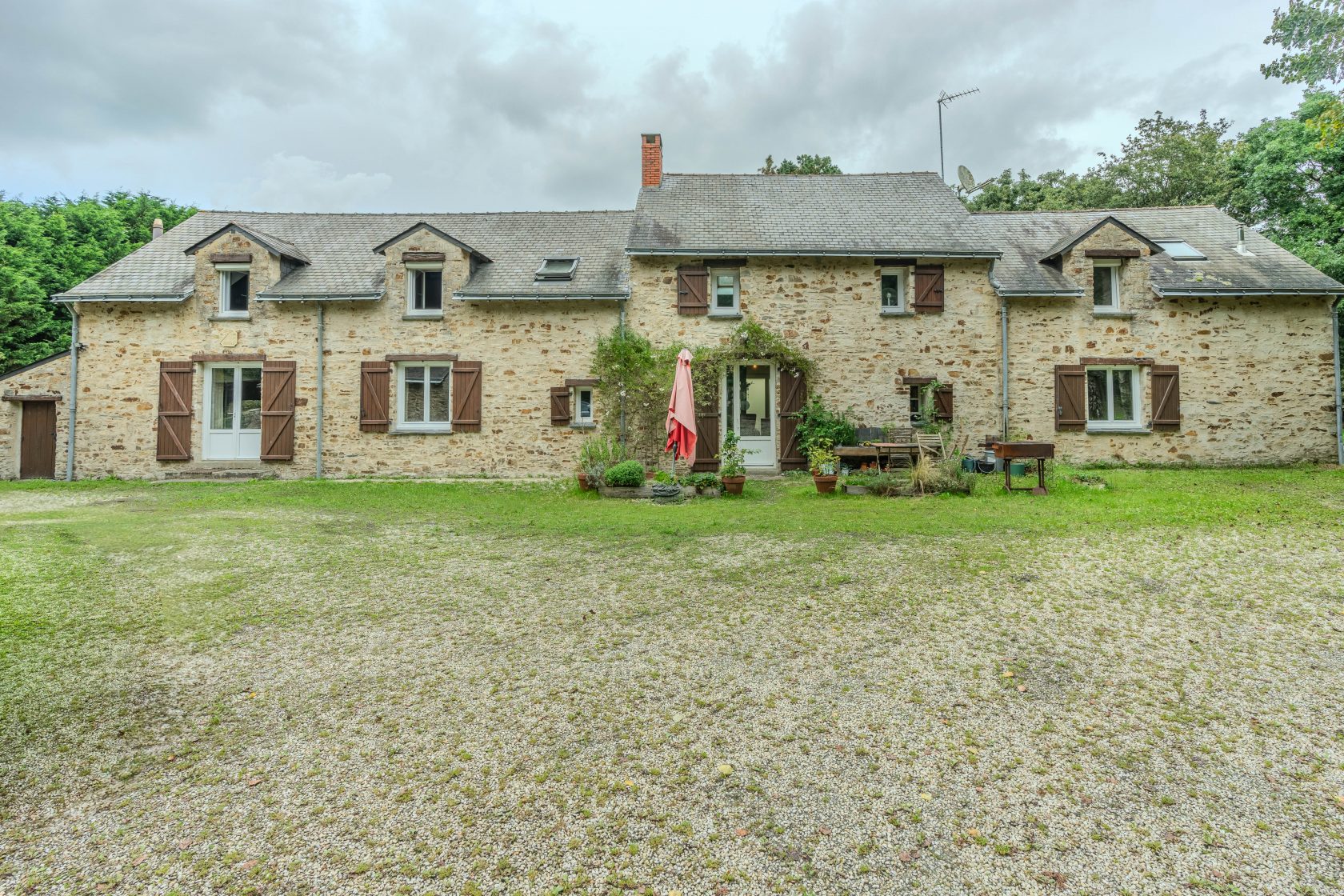 Rustic farmhouse with charm and rental properties near the Nantes-Brest Canal