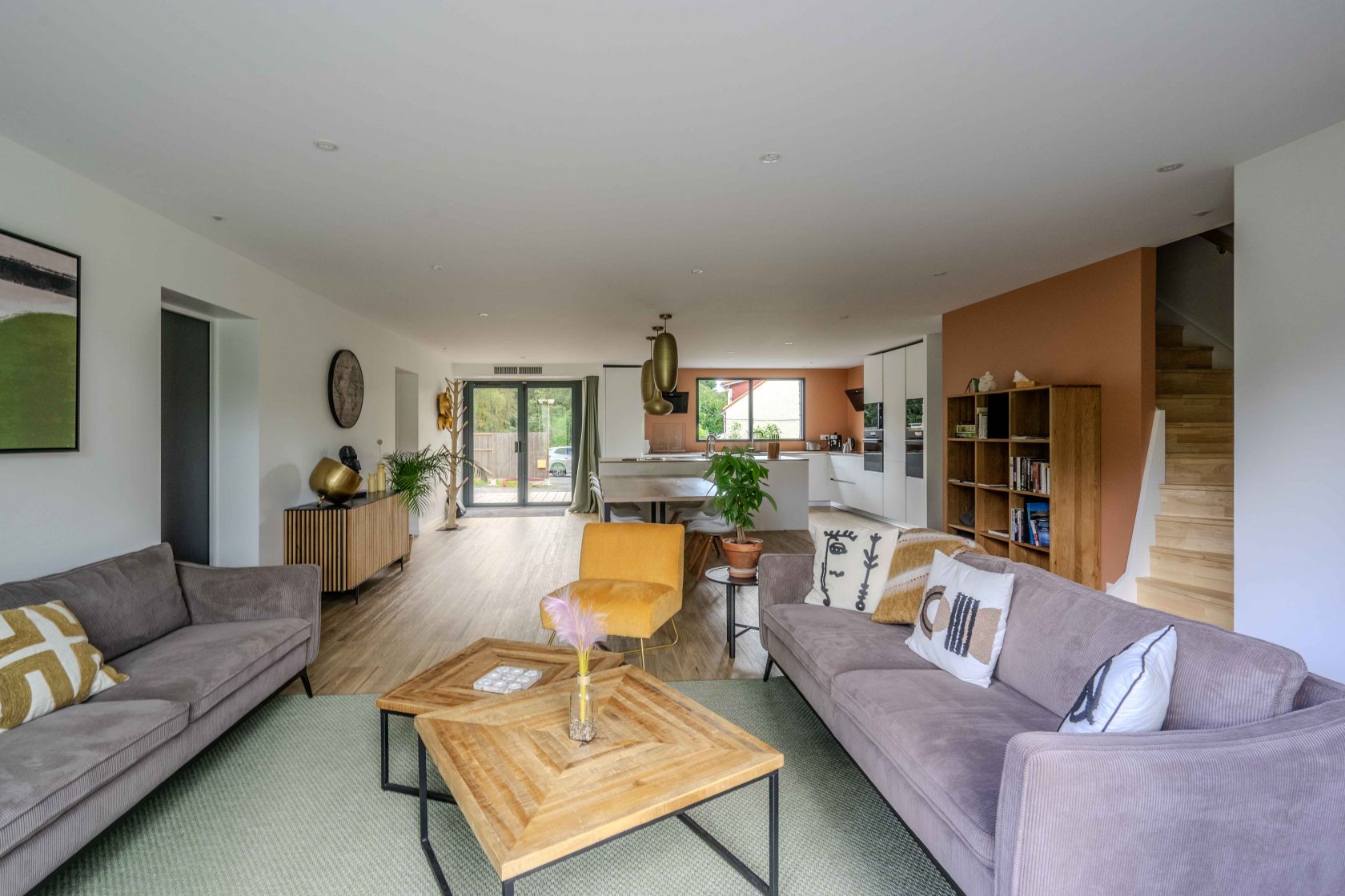 Large family home with wooded grounds in a quiet area