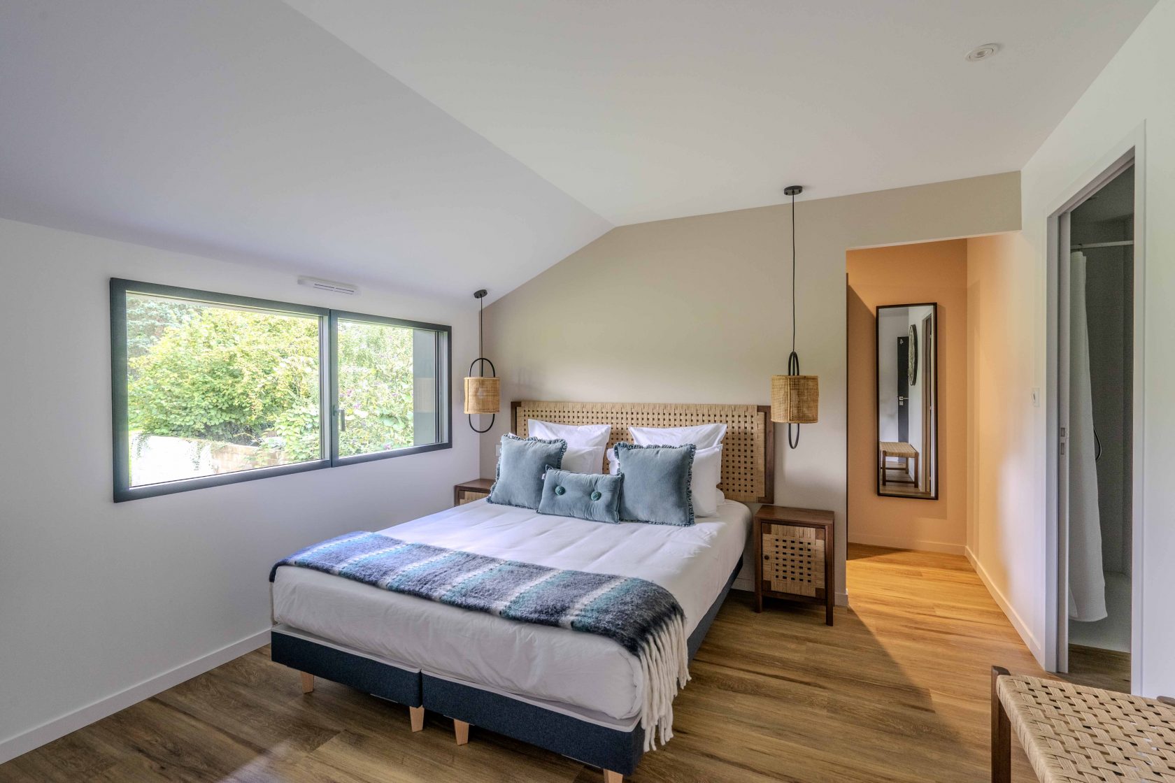 Large family home with wooded grounds in a quiet area