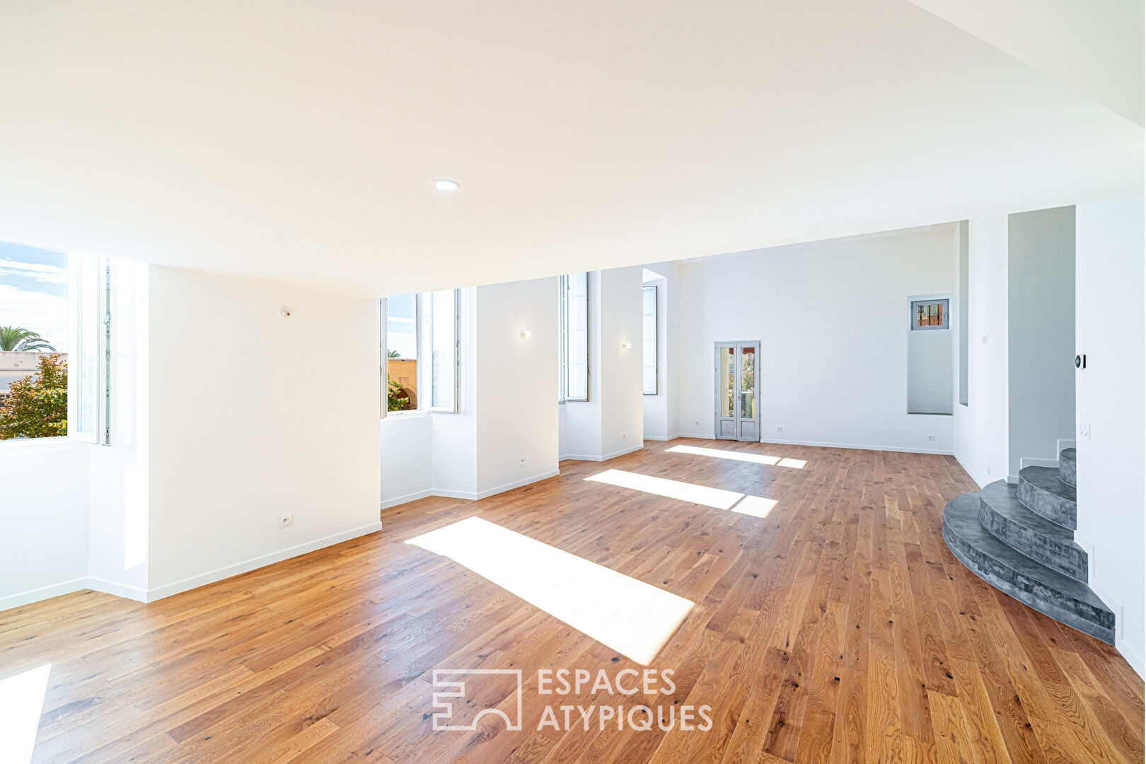 Elegance and light with spacious terrace in the heart of old Nice