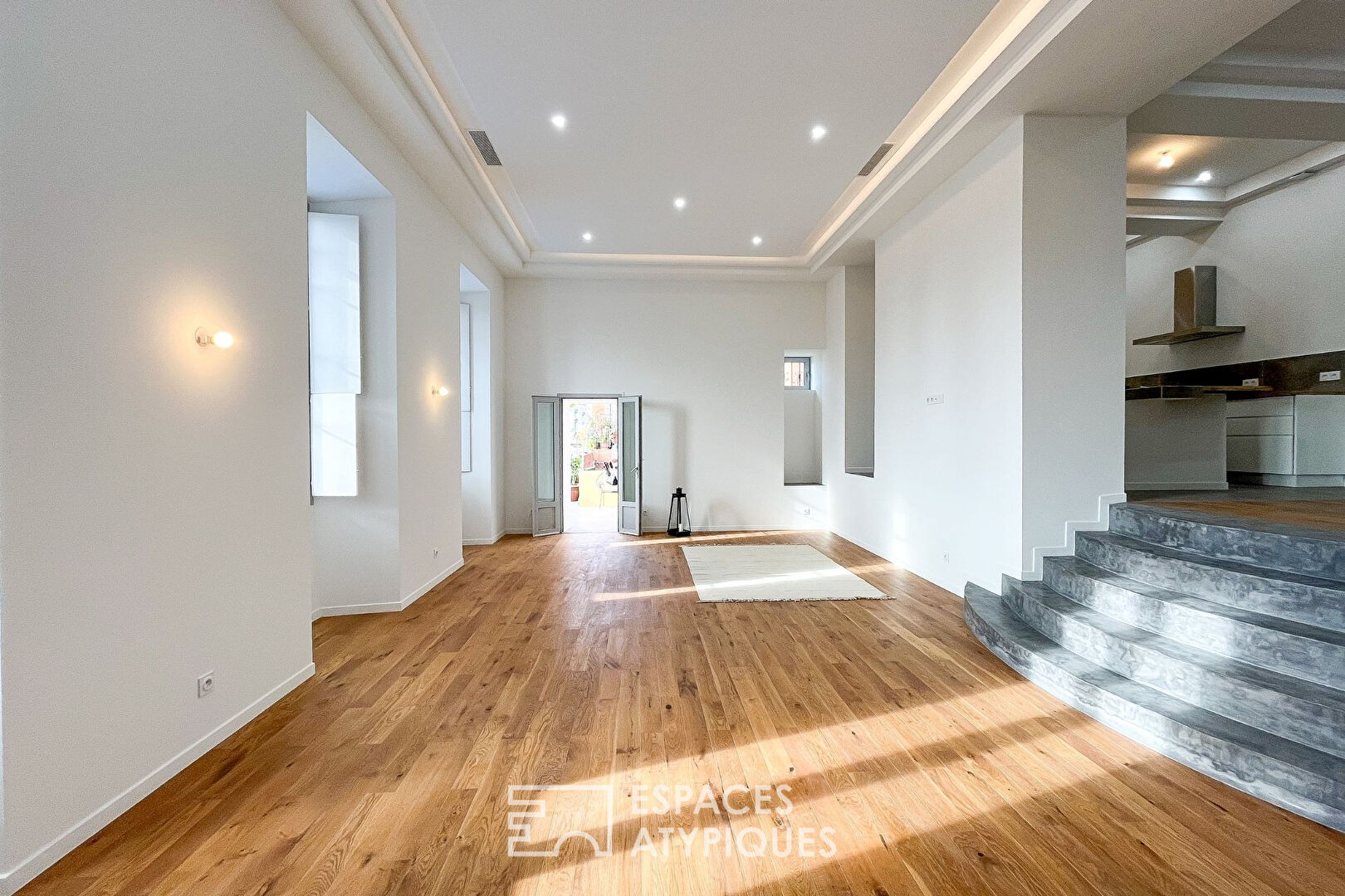 Elegance and light with spacious terrace in the heart of old Nice