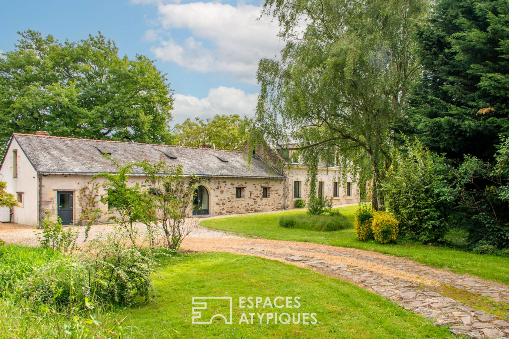 Propriété de charme avec dépendances et piscine sur un hectare