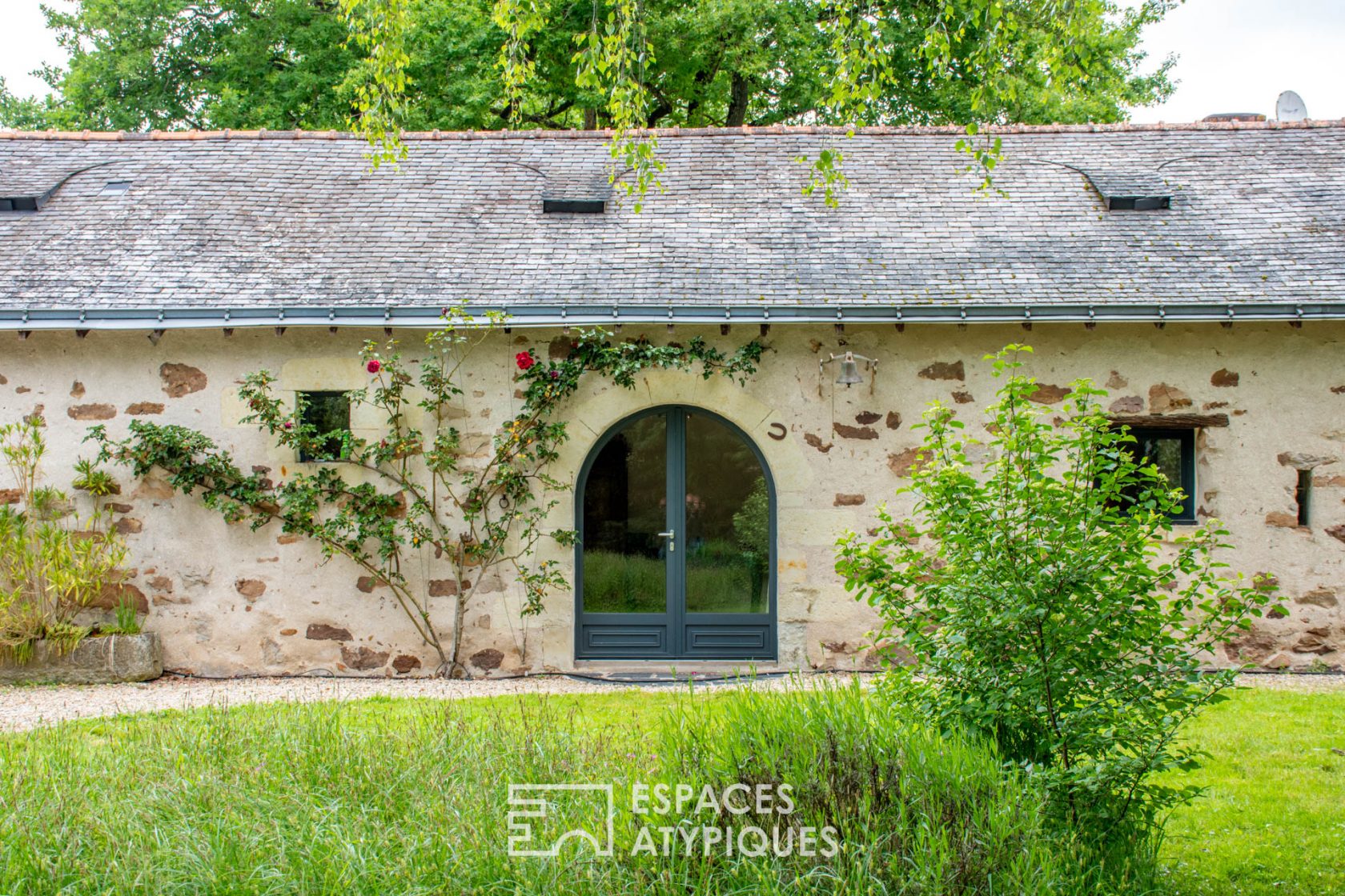 Propriété de charme avec dépendances et piscine sur un hectare