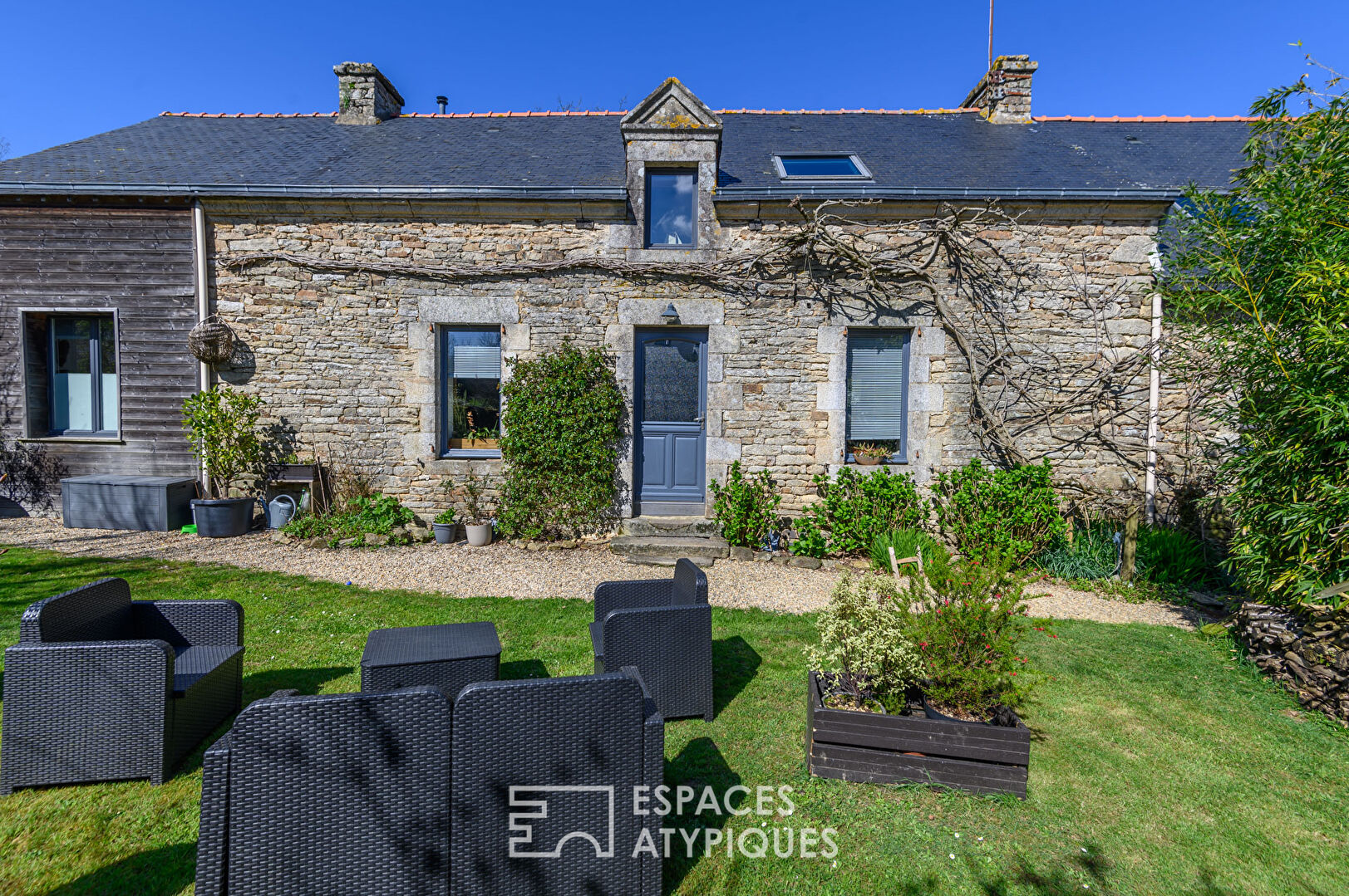 Enchanted farmhouse close to the city center