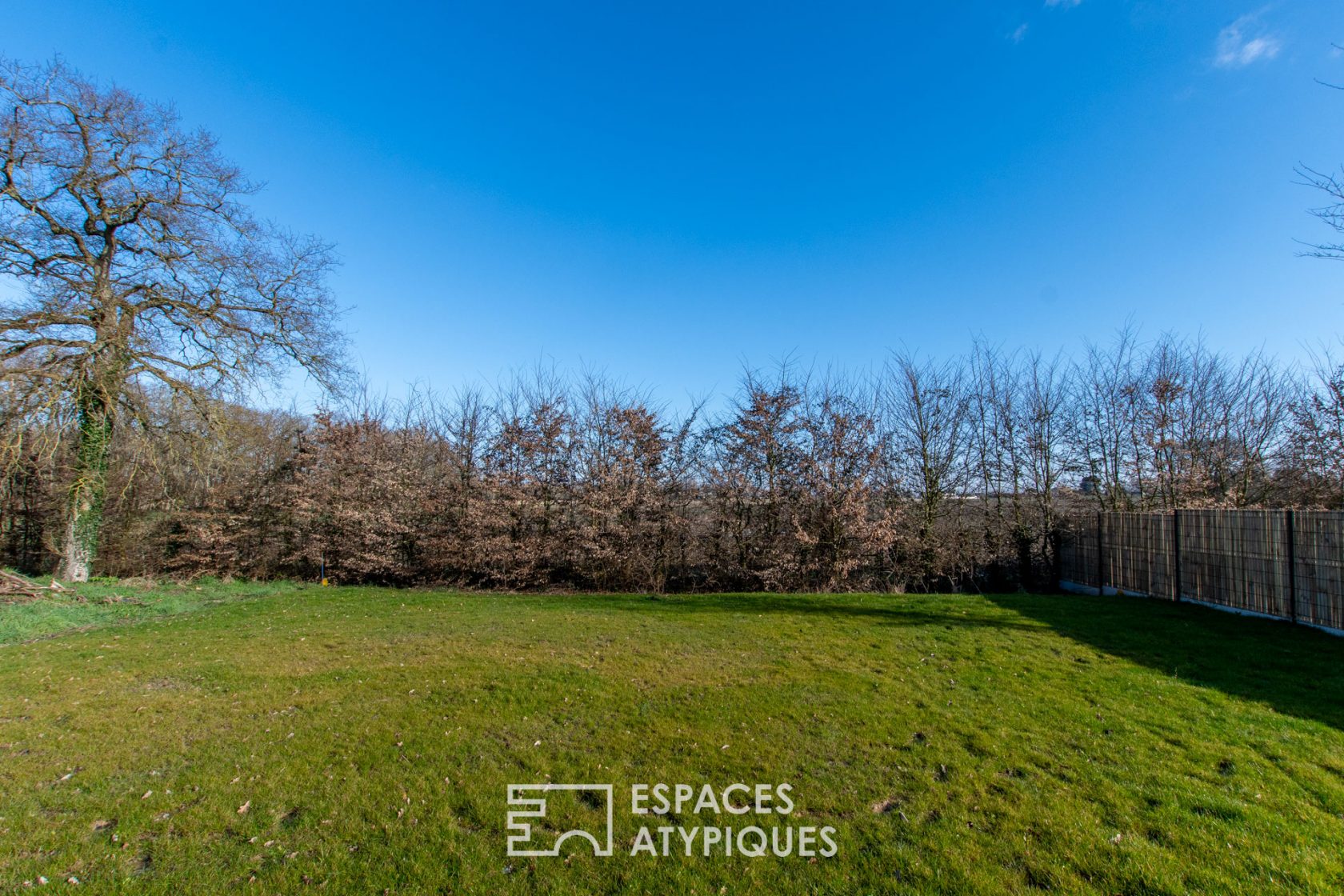 Maison contemporaine de plain-pied et son agréable jardin