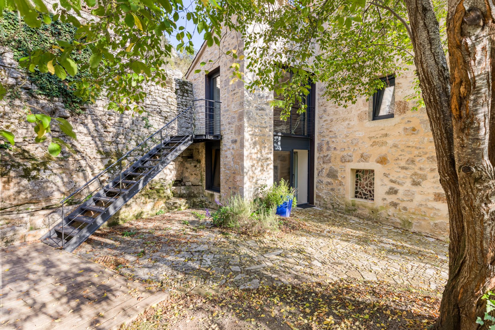 Completely renovated stone house with working guest rooms