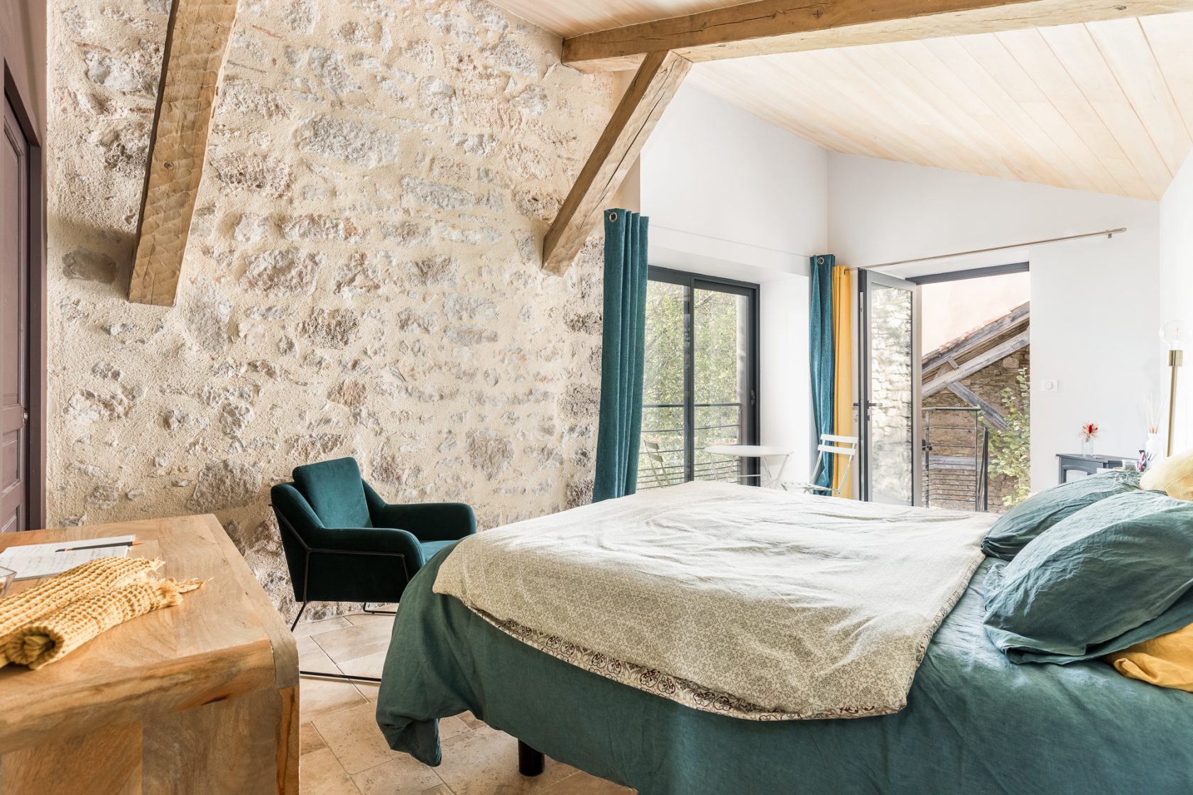 Completely renovated stone house with working guest rooms