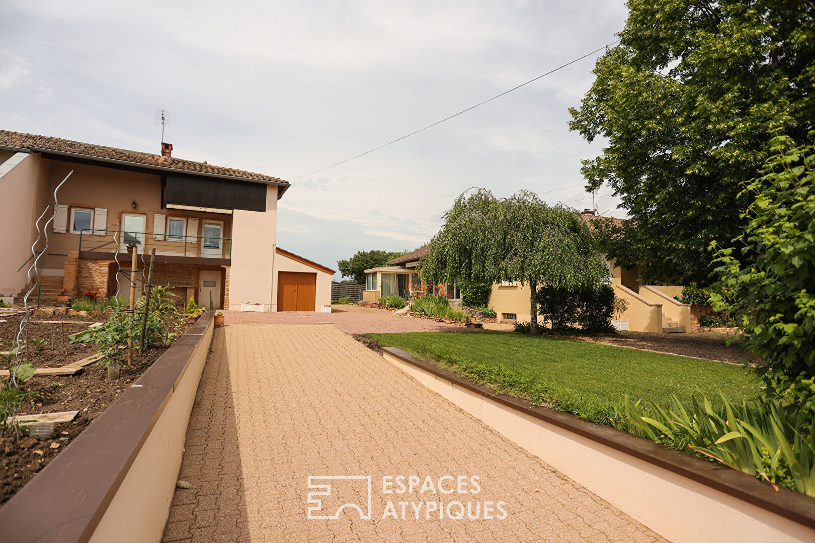 Duo of houses in a village south of Mâcon