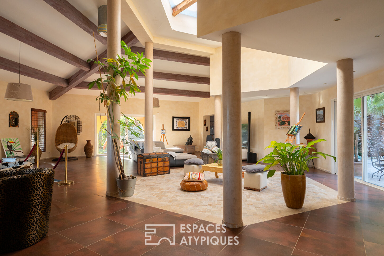 Contemporary house with exceptional volumes, swimming pool and panoramic views