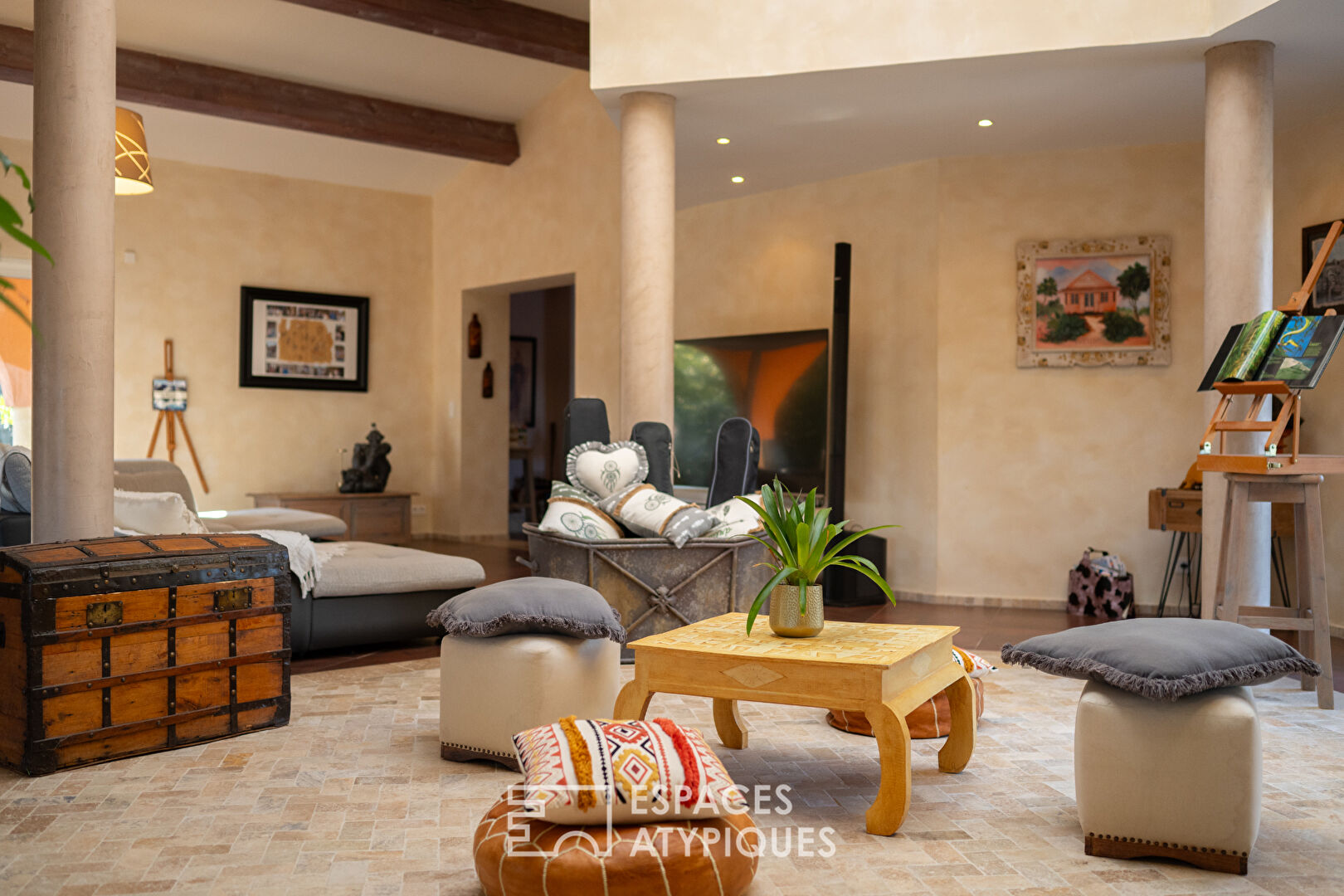 Contemporary house with exceptional volumes, swimming pool and panoramic views