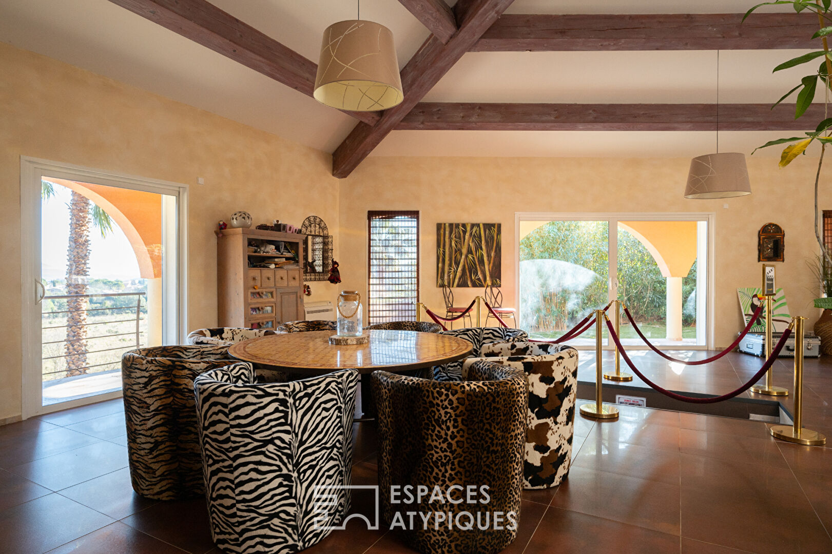 Contemporary house with exceptional volumes, swimming pool and panoramic views