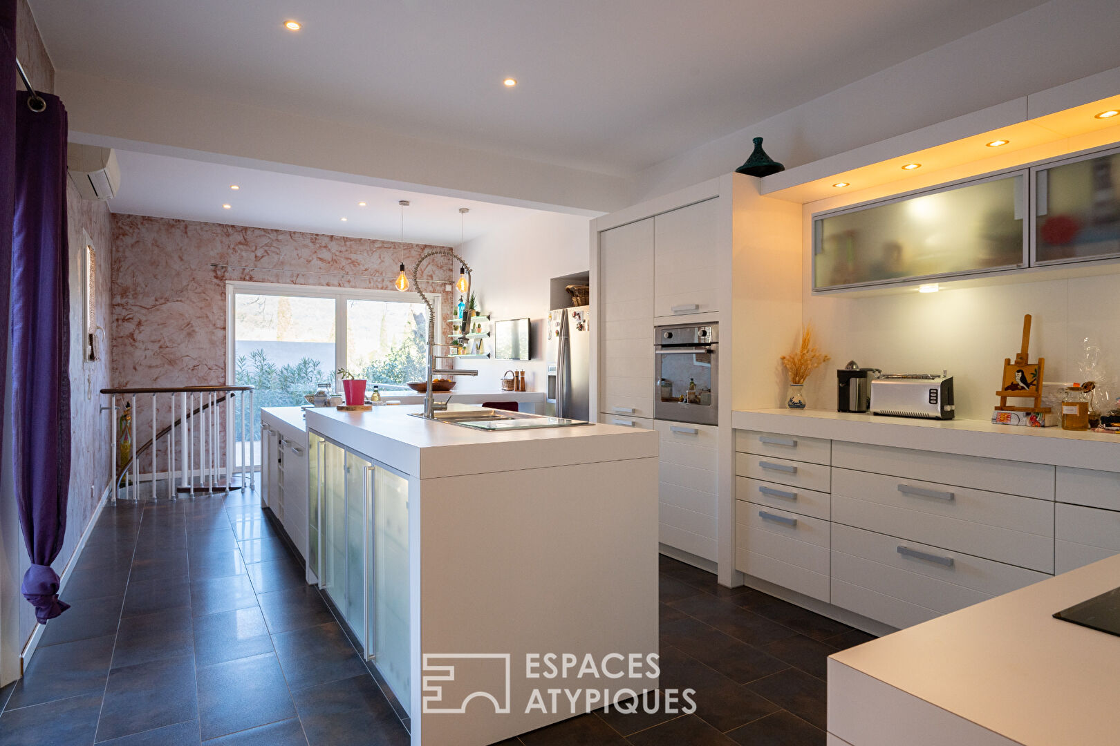 Contemporary house with exceptional volumes, swimming pool and panoramic views