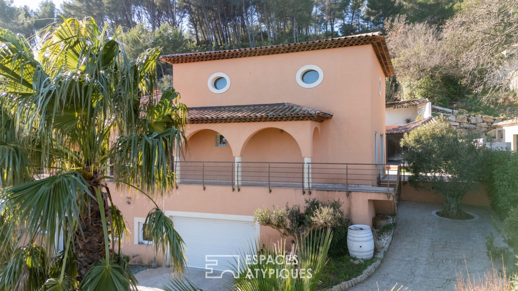 Contemporary house with exceptional volumes, swimming pool and panoramic views