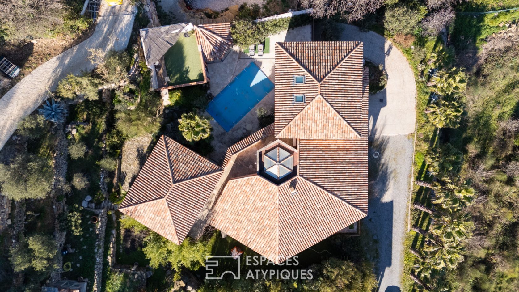 Contemporary house with exceptional volumes, swimming pool and panoramic views
