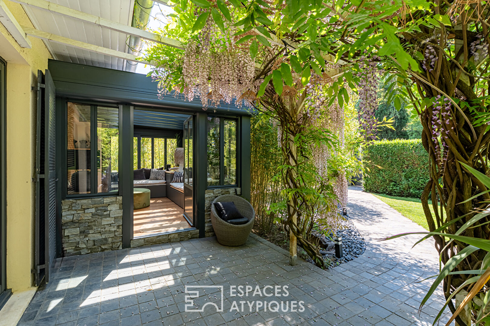 Elegant house with swimming pool and panoramic view in Dampierre-en-Yvelines