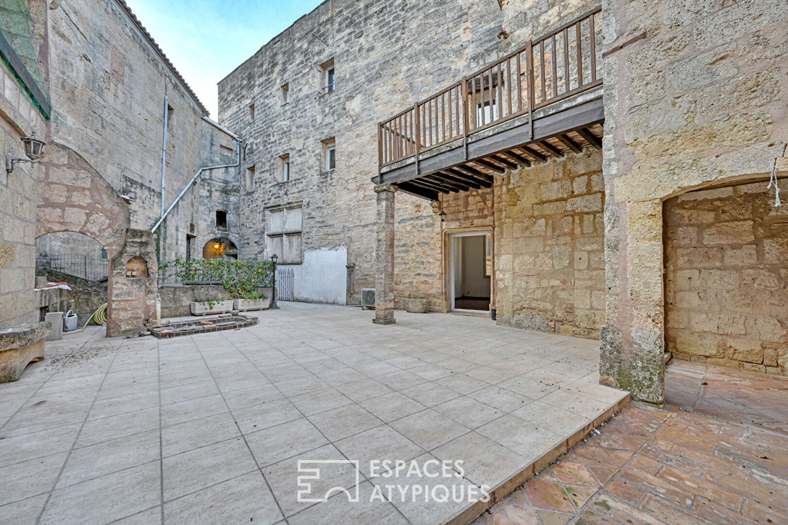 Maison bourgeoise du XVeme siècle répartie en deux appartements