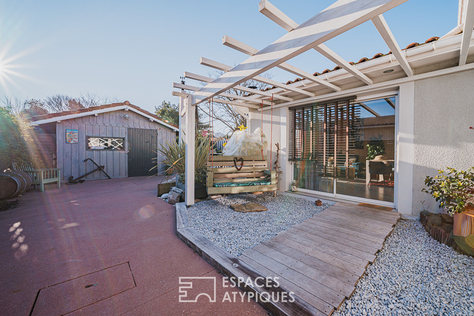 Maison rénovée esprit bassin avec jardin et dépendance au centre-ville