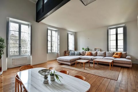 Appartement bourgeois en dernier étage entre Quinconces et Jardin Public