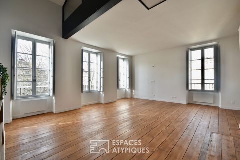 Appartement bourgeois en dernier étage entre Quinconces et Jardin Public