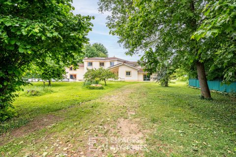 Contemporary villa with wooded park in the heart of Belleville-en-Beaujolais