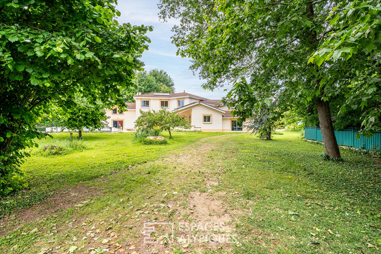 Contemporary villa with wooded park in the heart of Belleville-en-Beaujolais