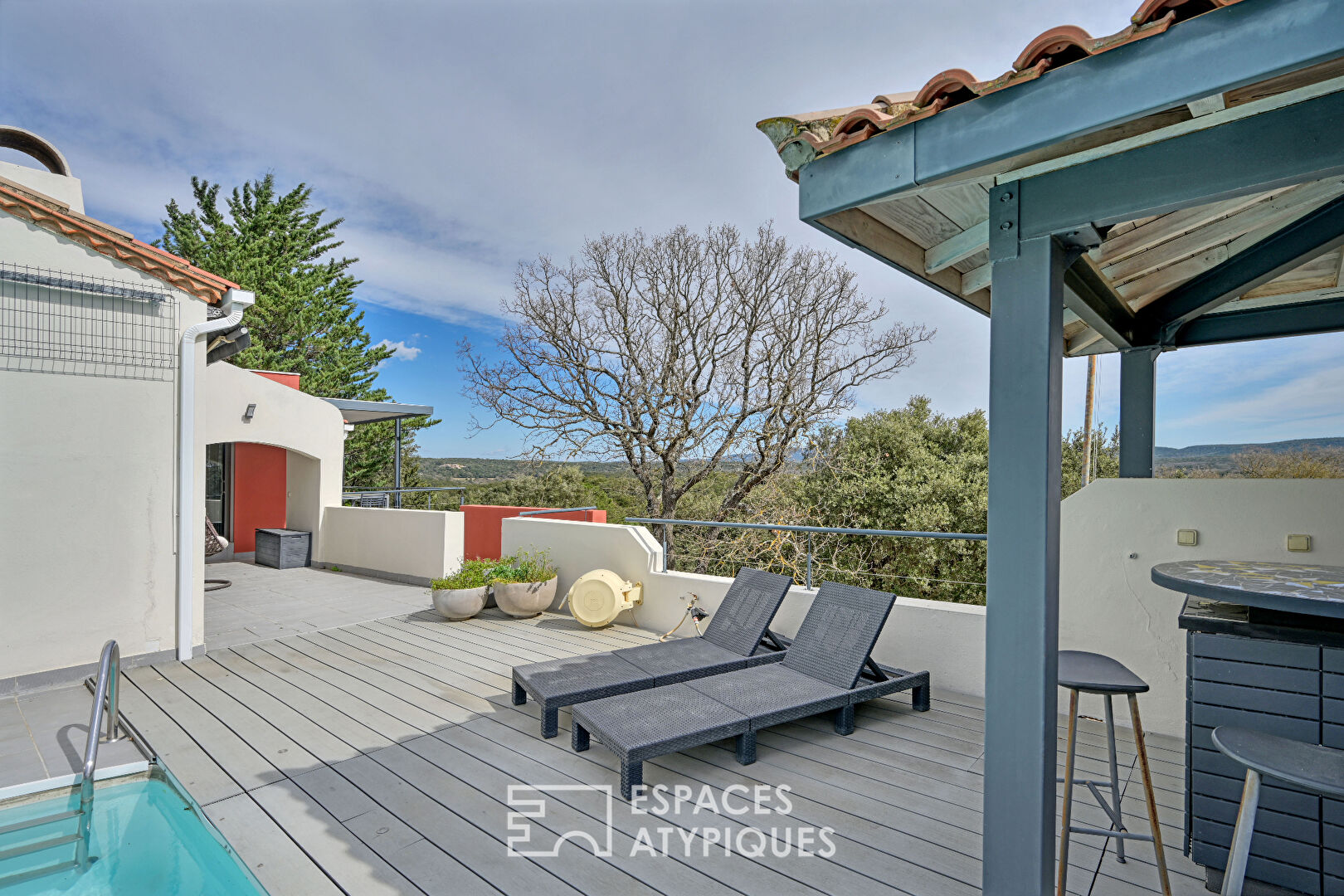 Art de vivre en pleine garrigue : maison avec vues, atelier et piscine