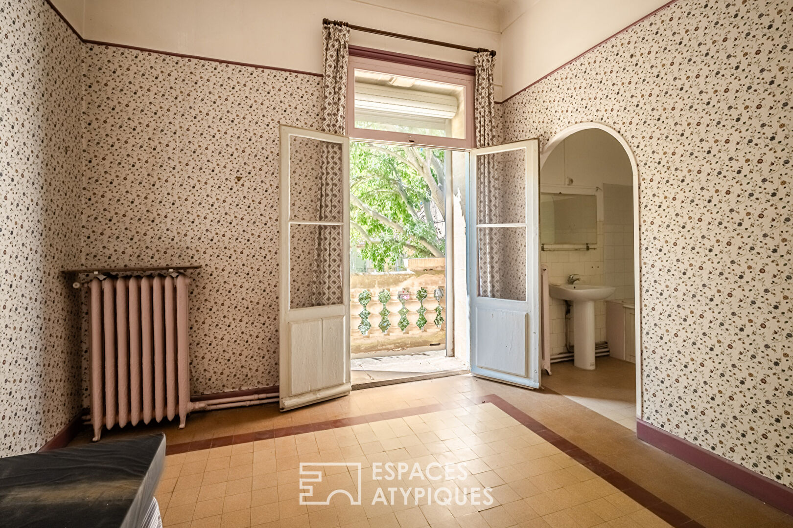 Characterful house with gardens, in the heart of the city