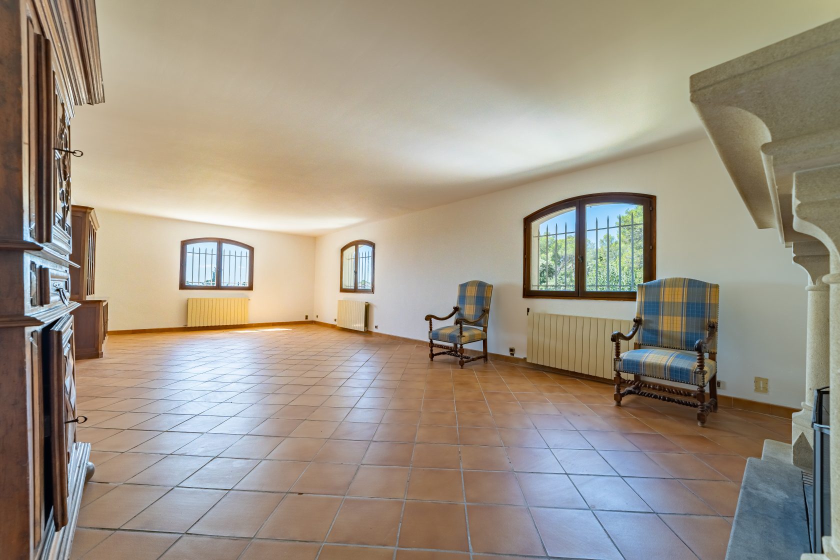 Propriété familiale avec vue sur la Tour Magne et ses bureaux indépendants