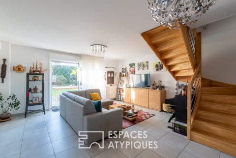 Contemporaine et son jardin  proche Rothéneuf