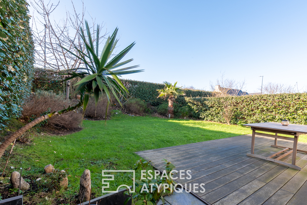 Contemporaine et son jardin  proche Rothéneuf