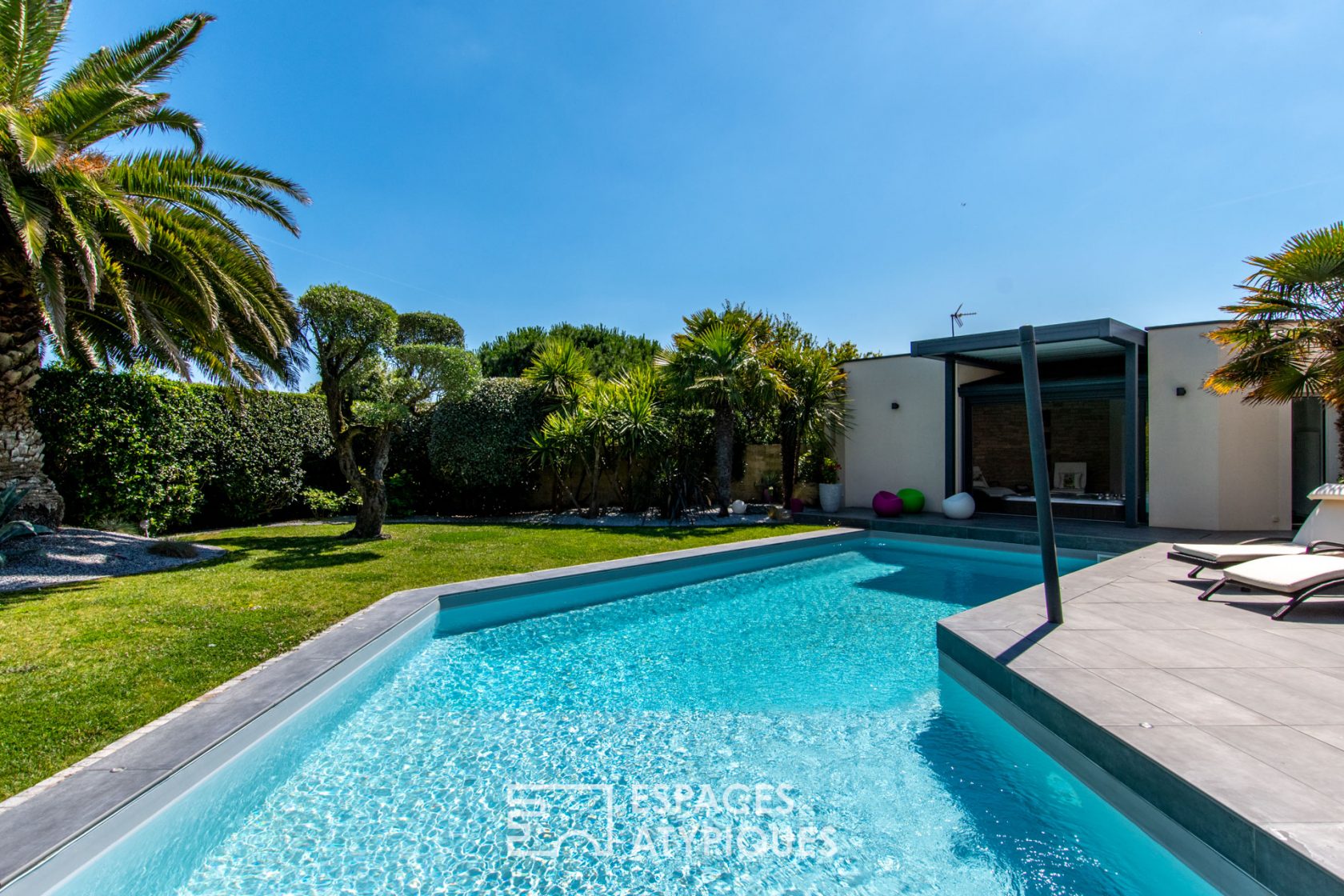 Villa familiale à la Pironnière avec piscine, spa et jardin d’exception