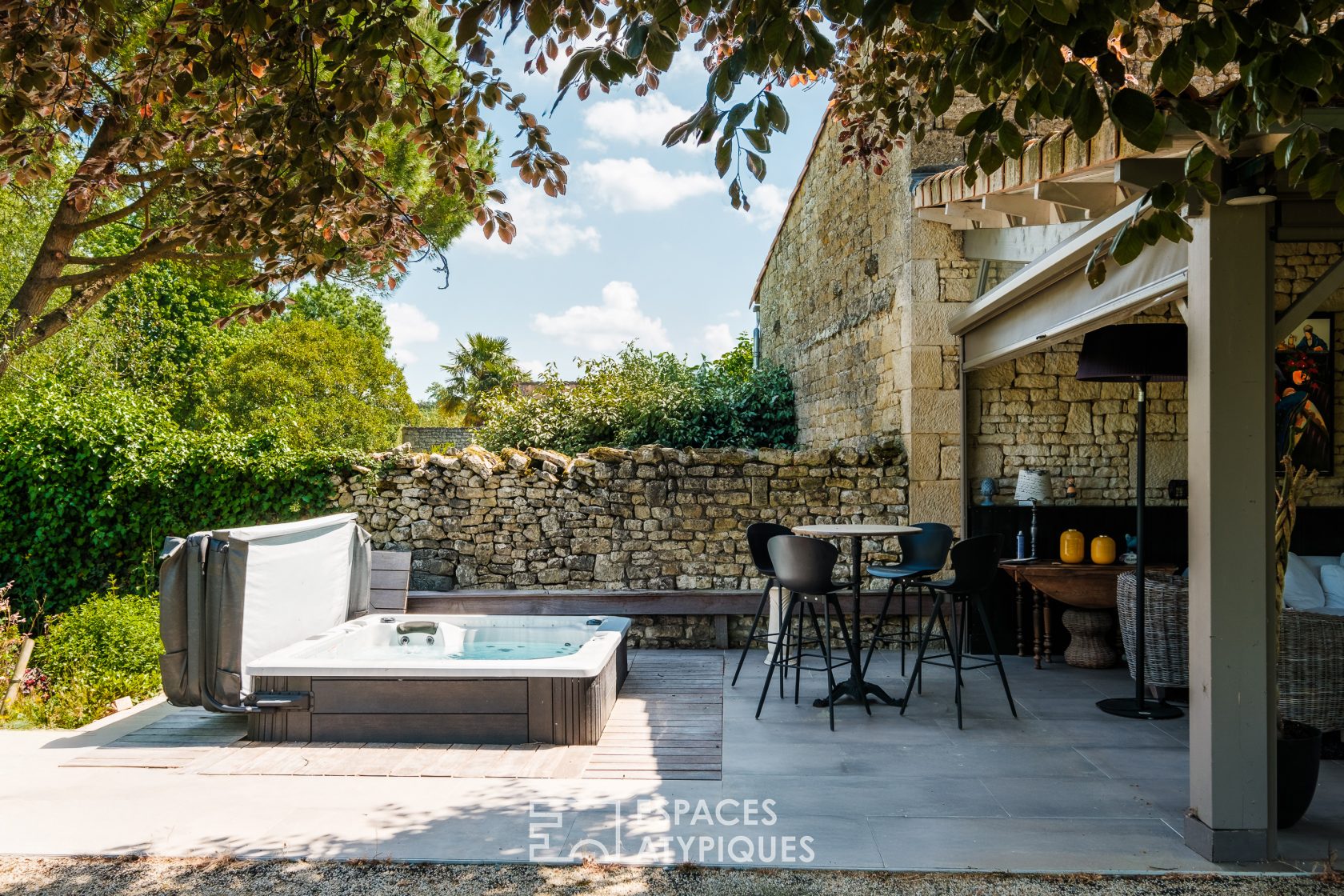 Maison rénovée et son parc en bord de Sèvre