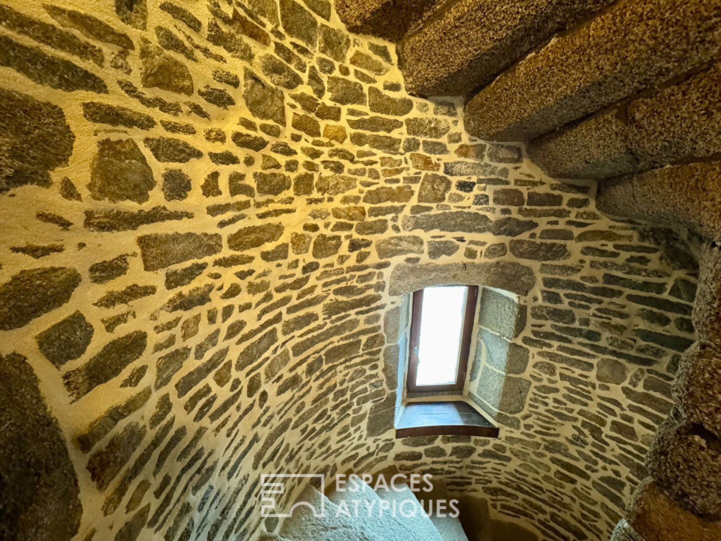Ravivez l’Histoire : Demeure du XVIIe siècle face à la mer !