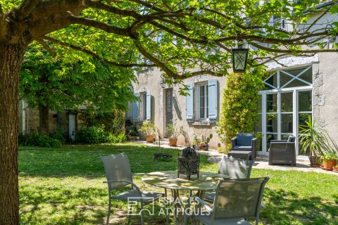 L’élégante maison de maître et son jardin arboré