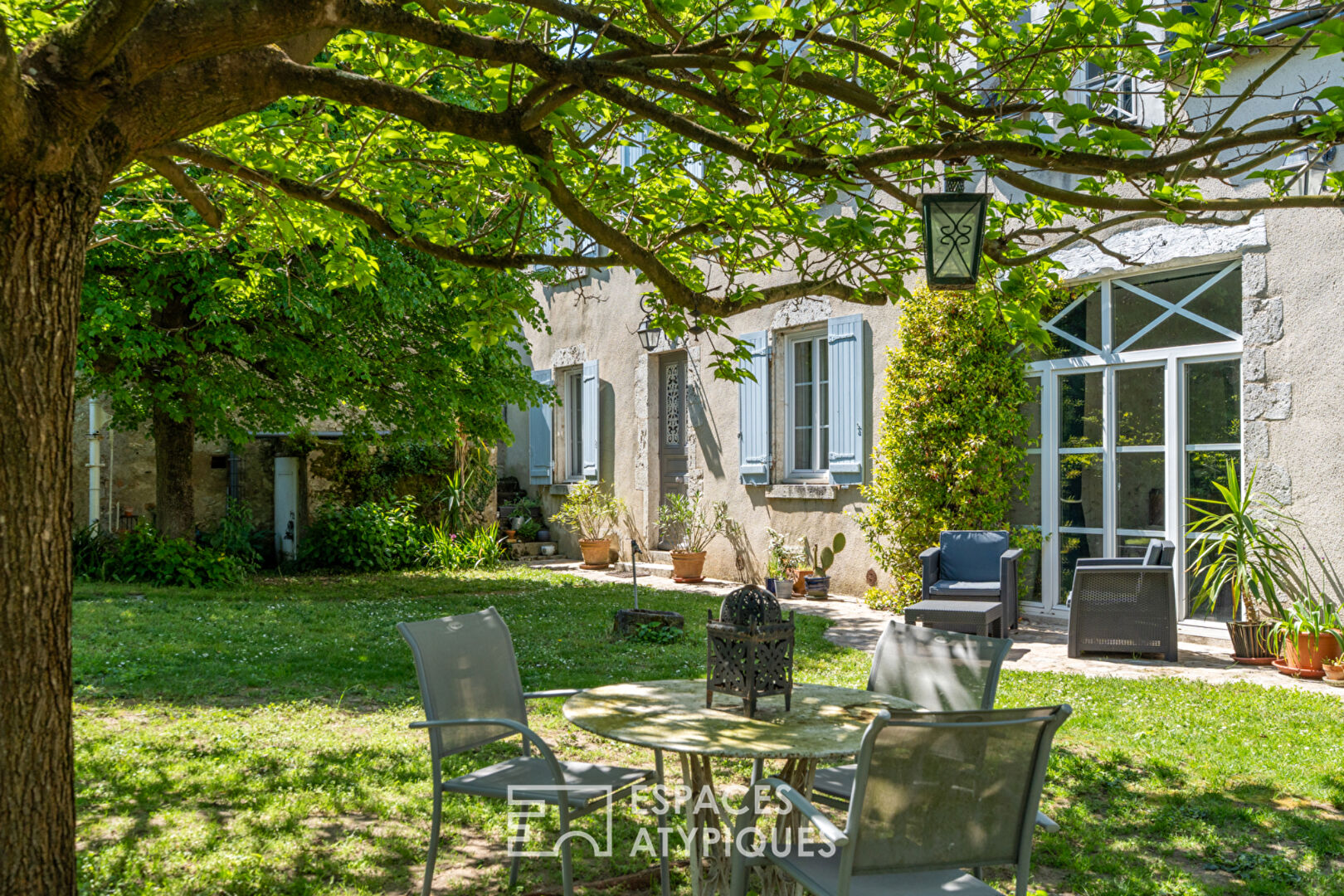 L’élégante maison de maître et son jardin arboré