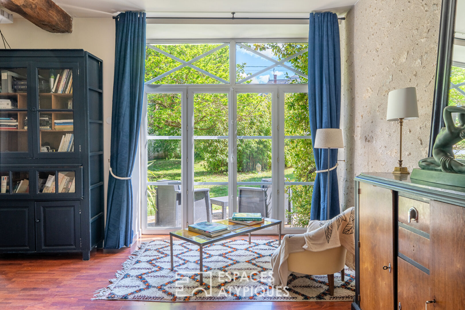 L’élégante maison de maître et son jardin arboré
