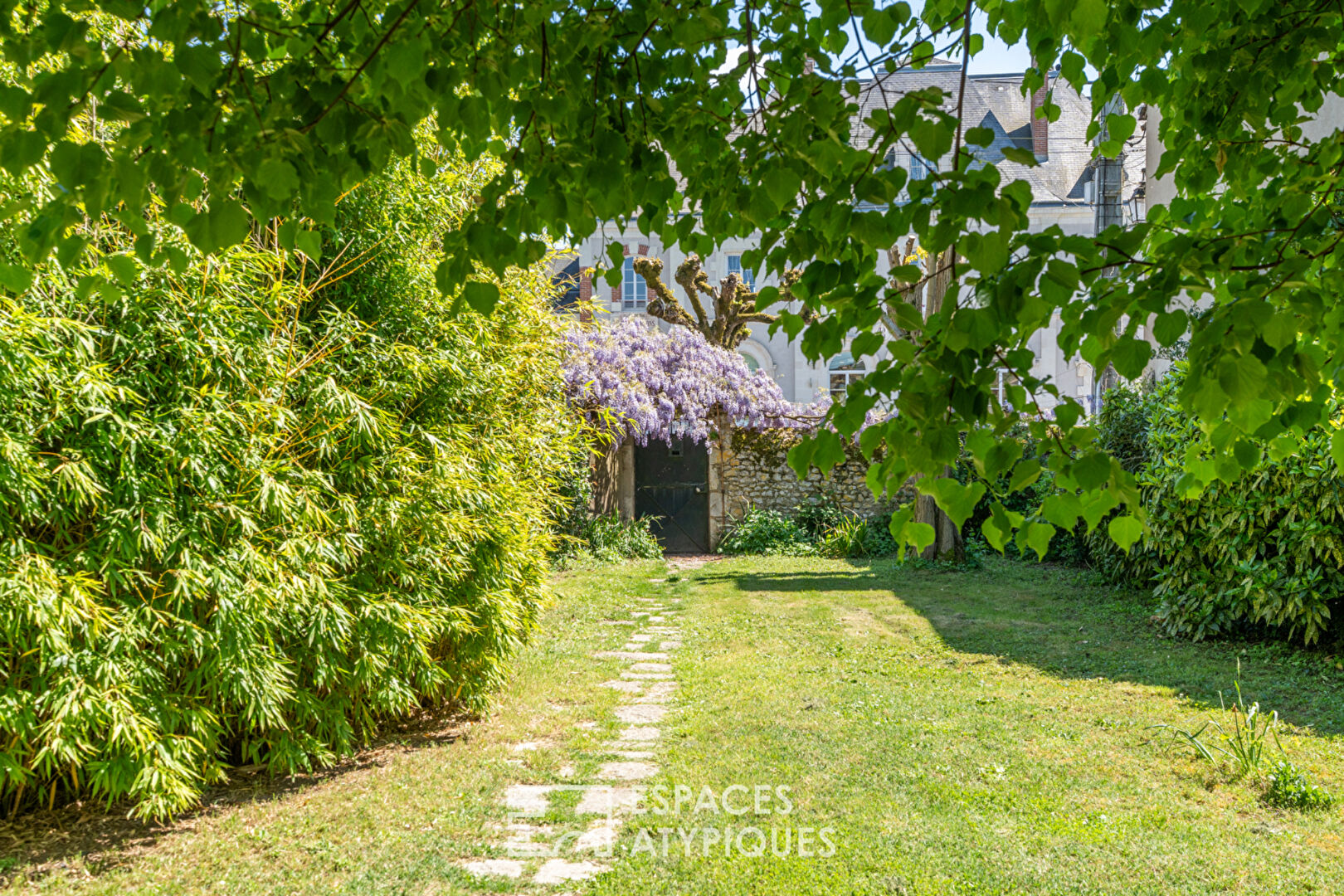 L’élégante maison de maître et son jardin arboré