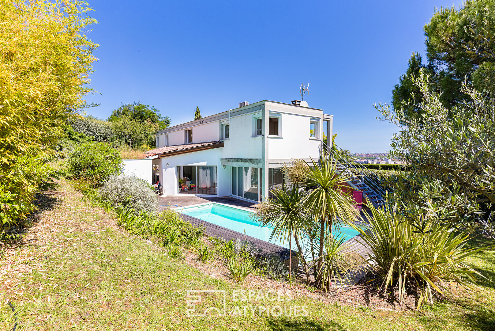 Maison d’architecte avec piscine et vue sur les Coteaux de Pech David