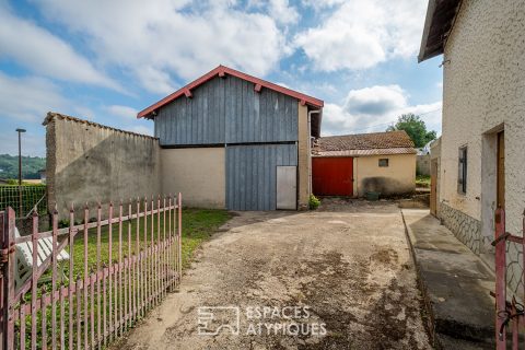 Old rammed earth house with barn to renovate