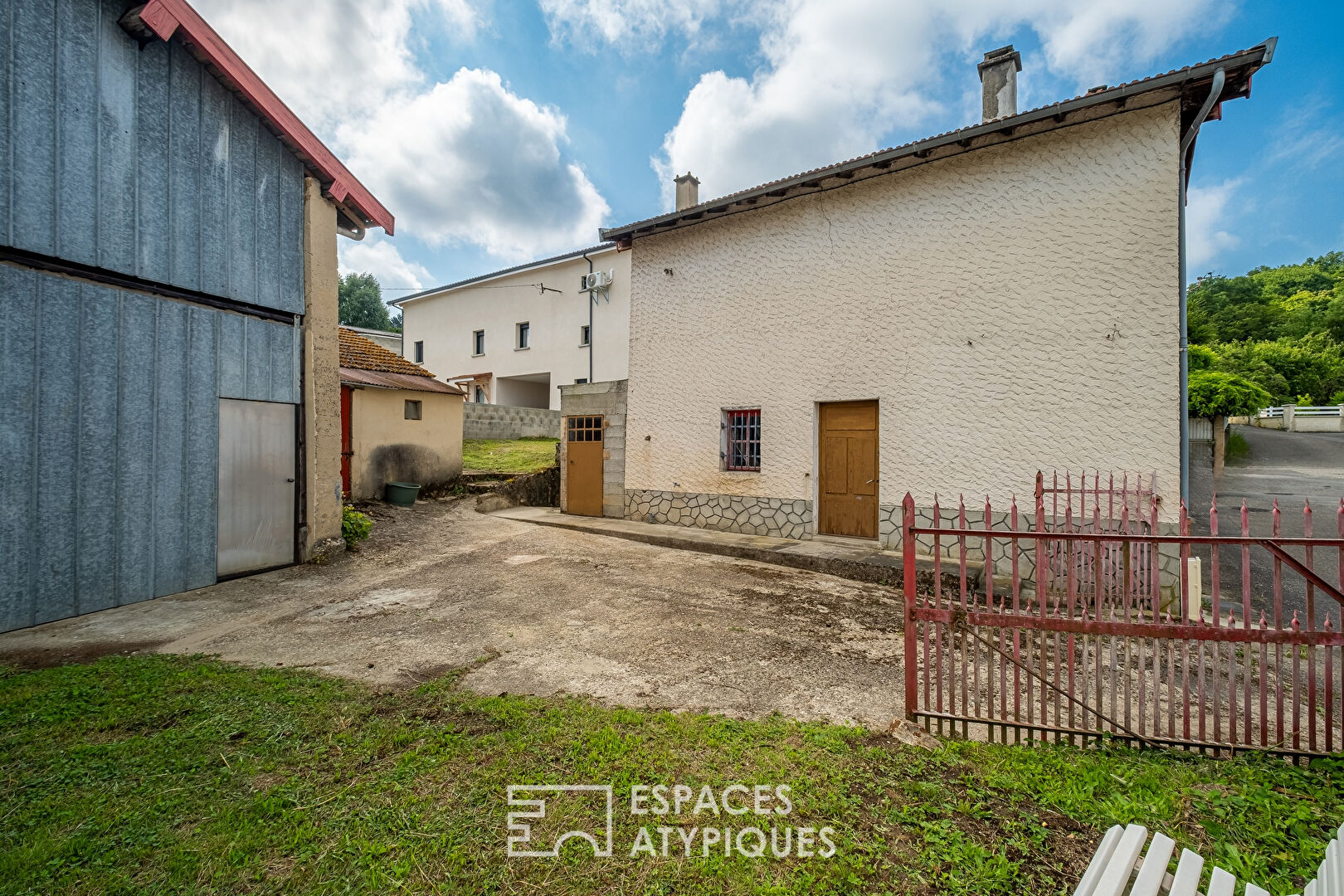 Old rammed earth house with barn to renovate