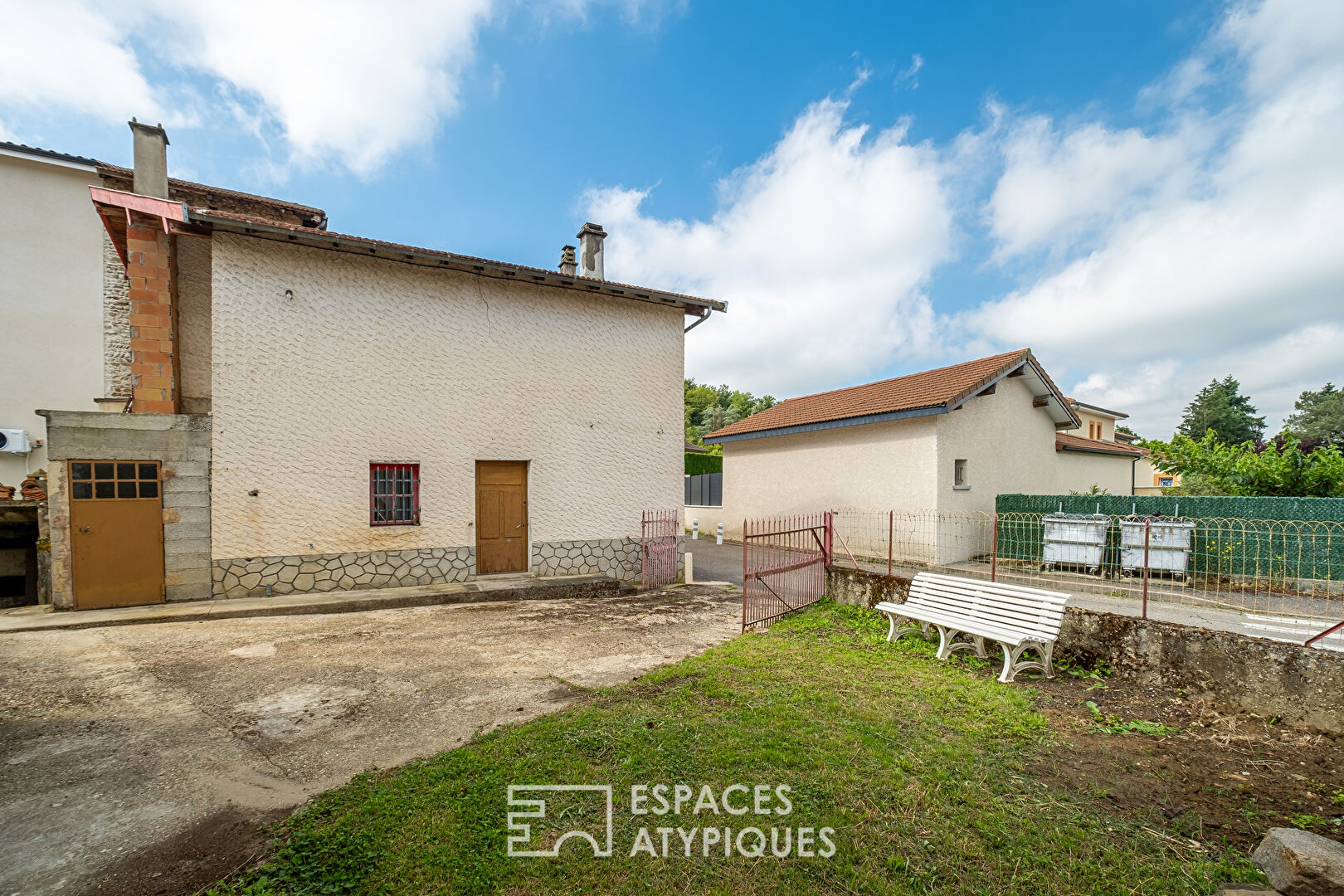 Old rammed earth house with barn to renovate