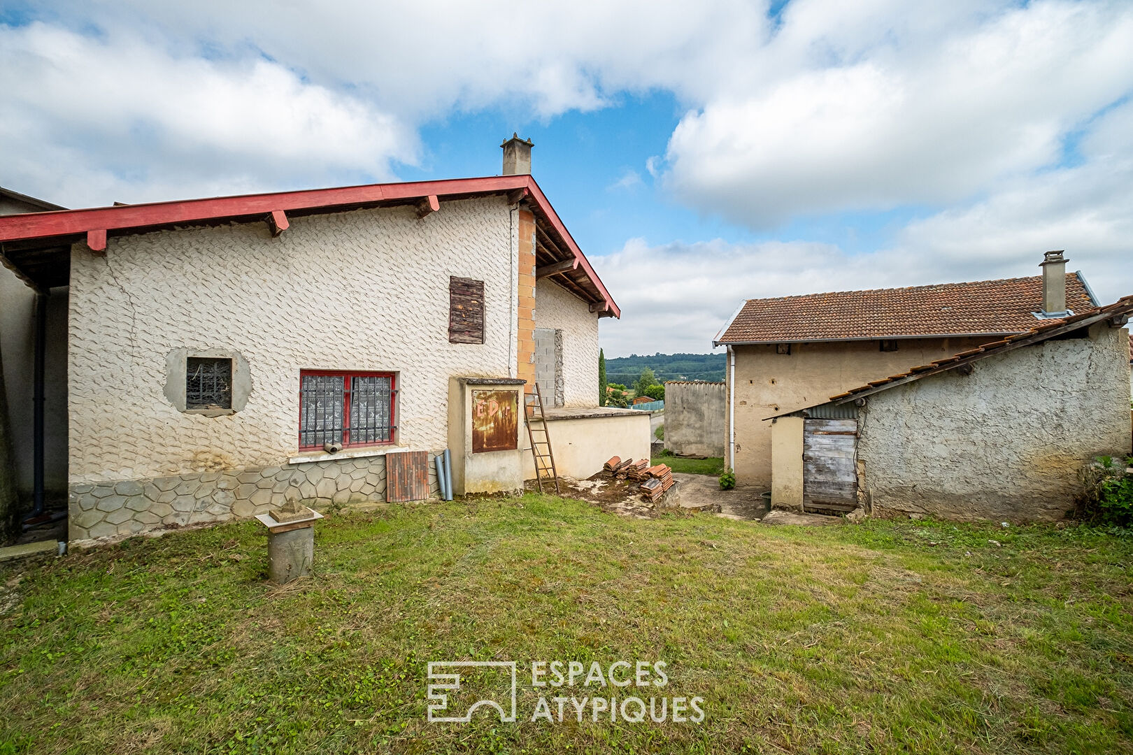 Old rammed earth house with barn to renovate