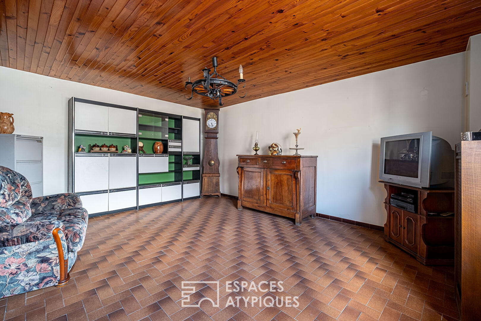 Old rammed earth house with barn to renovate