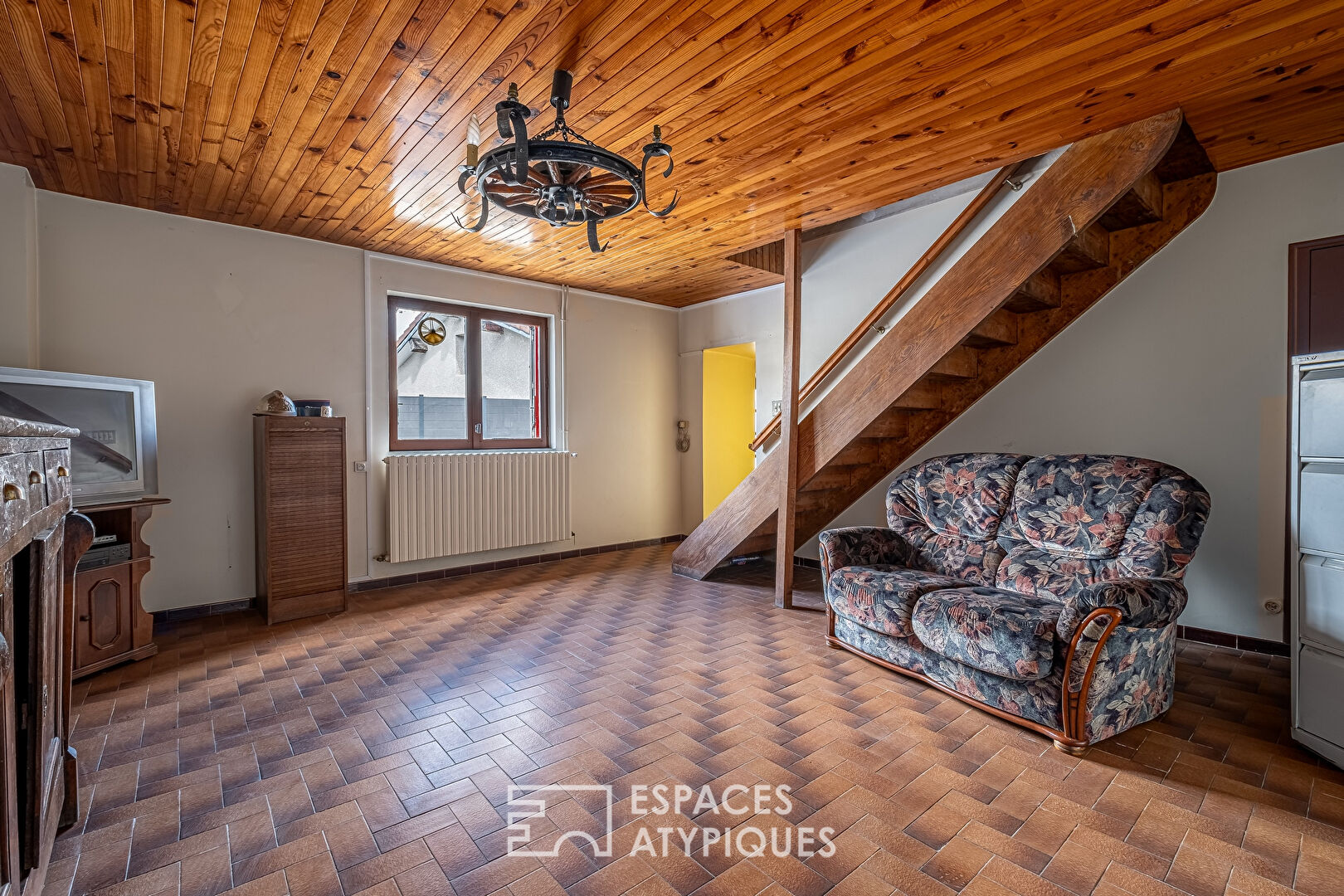 Old rammed earth house with barn to renovate