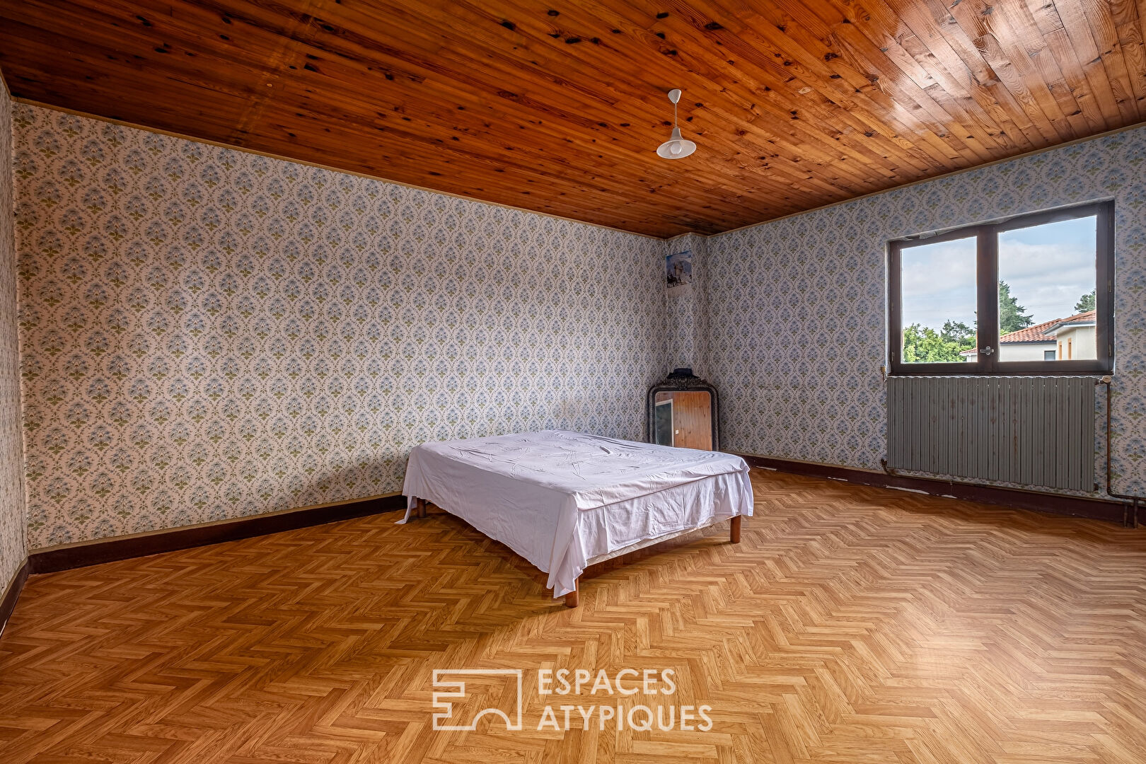 Old rammed earth house with barn to renovate
