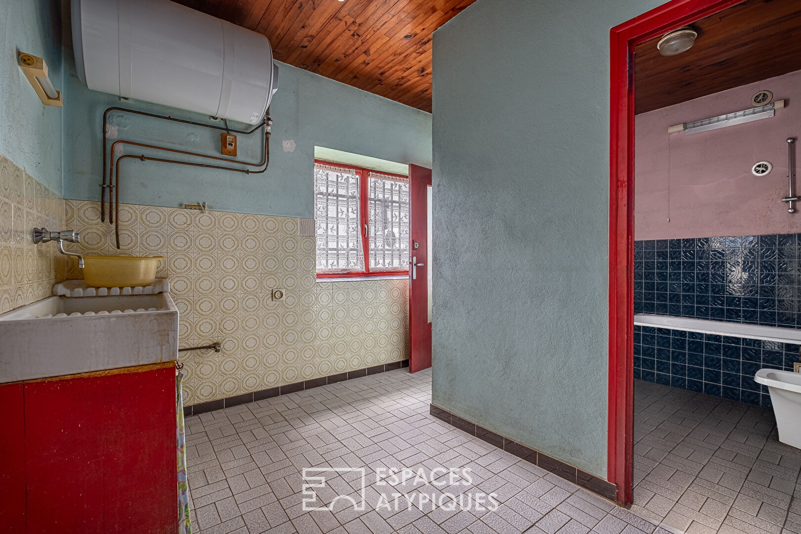 Old rammed earth house with barn to renovate