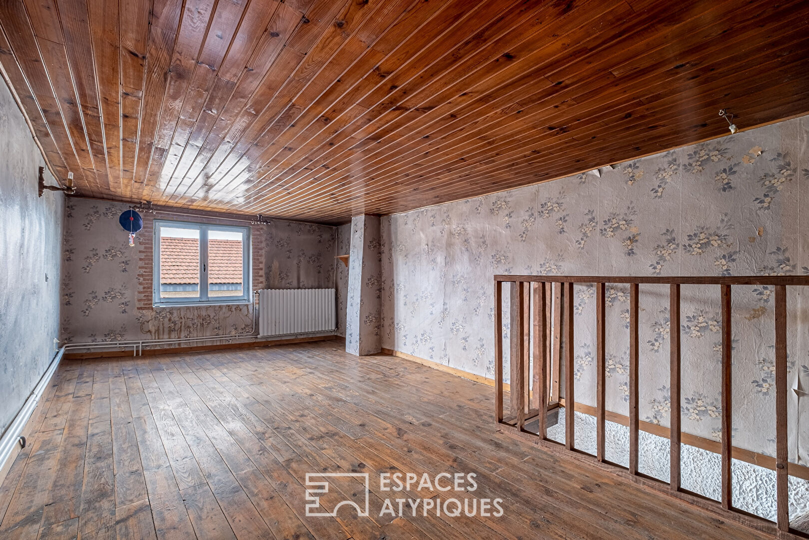 Old rammed earth house with barn to renovate